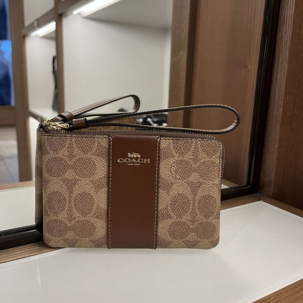 CORNER ZIP WRISTLET IN SIGNATURE CANVAS WITH STRIPE (COACH CW854  IMXHE)